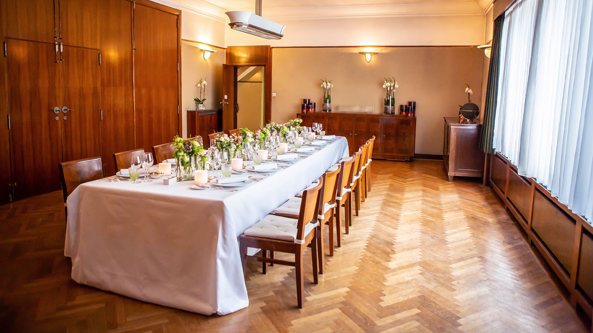 Chapelle Musicale Reine Elisabeth Elegant dinner table