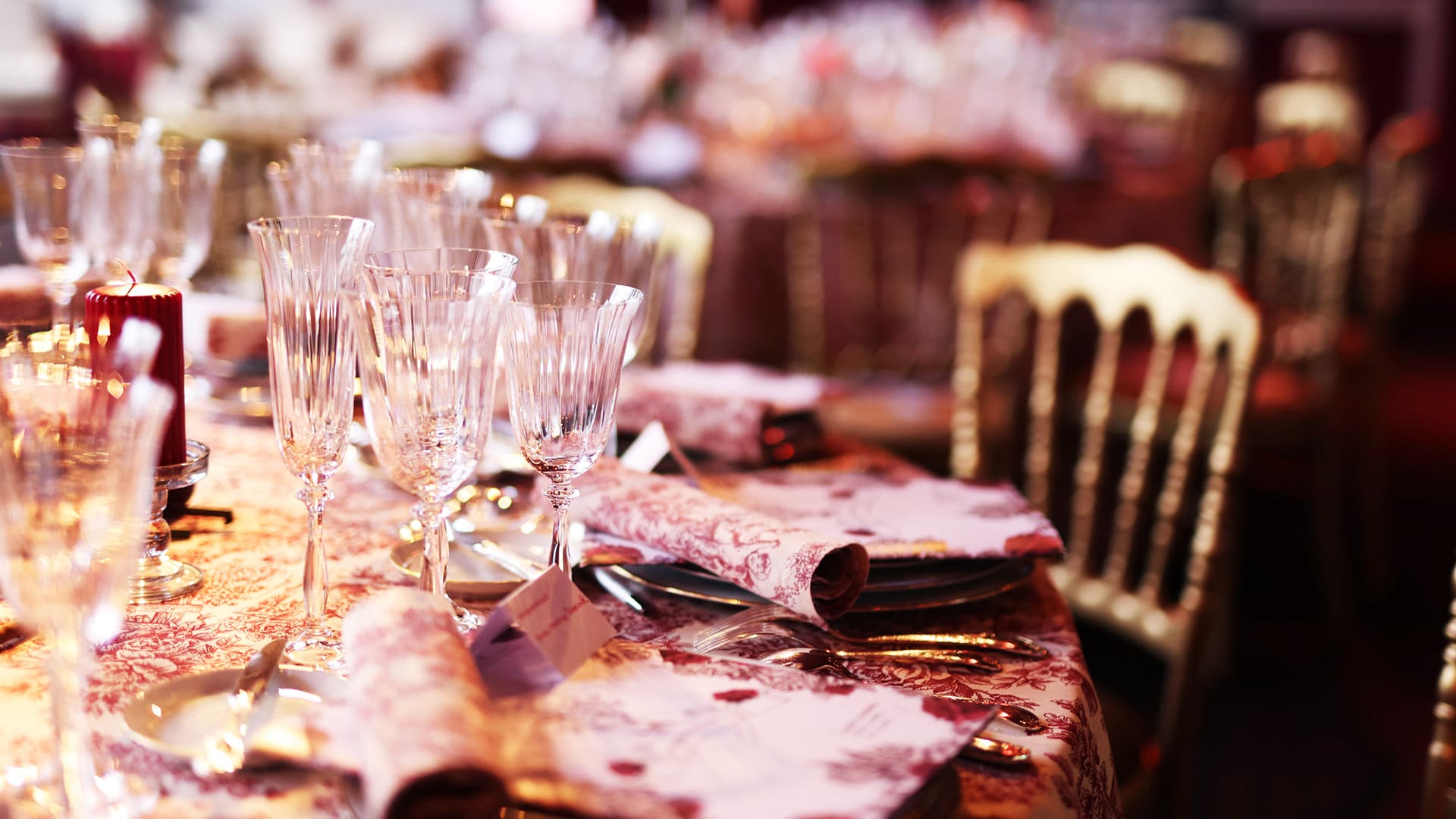 Chapelle Musicale Reine Elisabeth Party table red rose golden