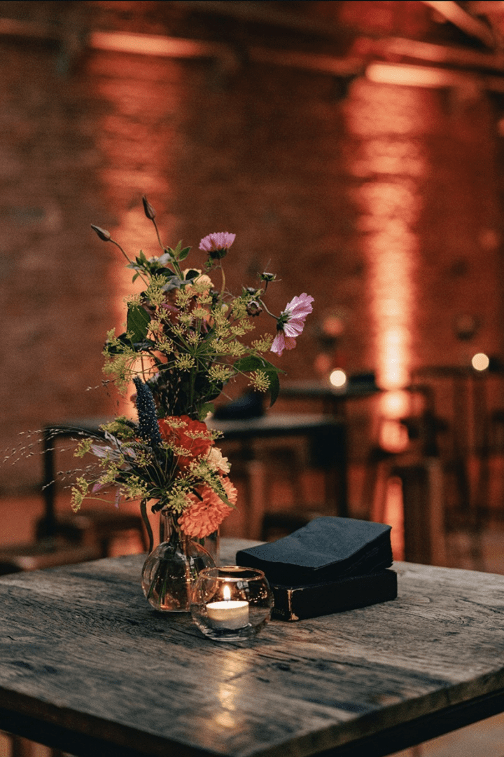 Maison-du-Bois-Table-Flowers-Light-Event.png