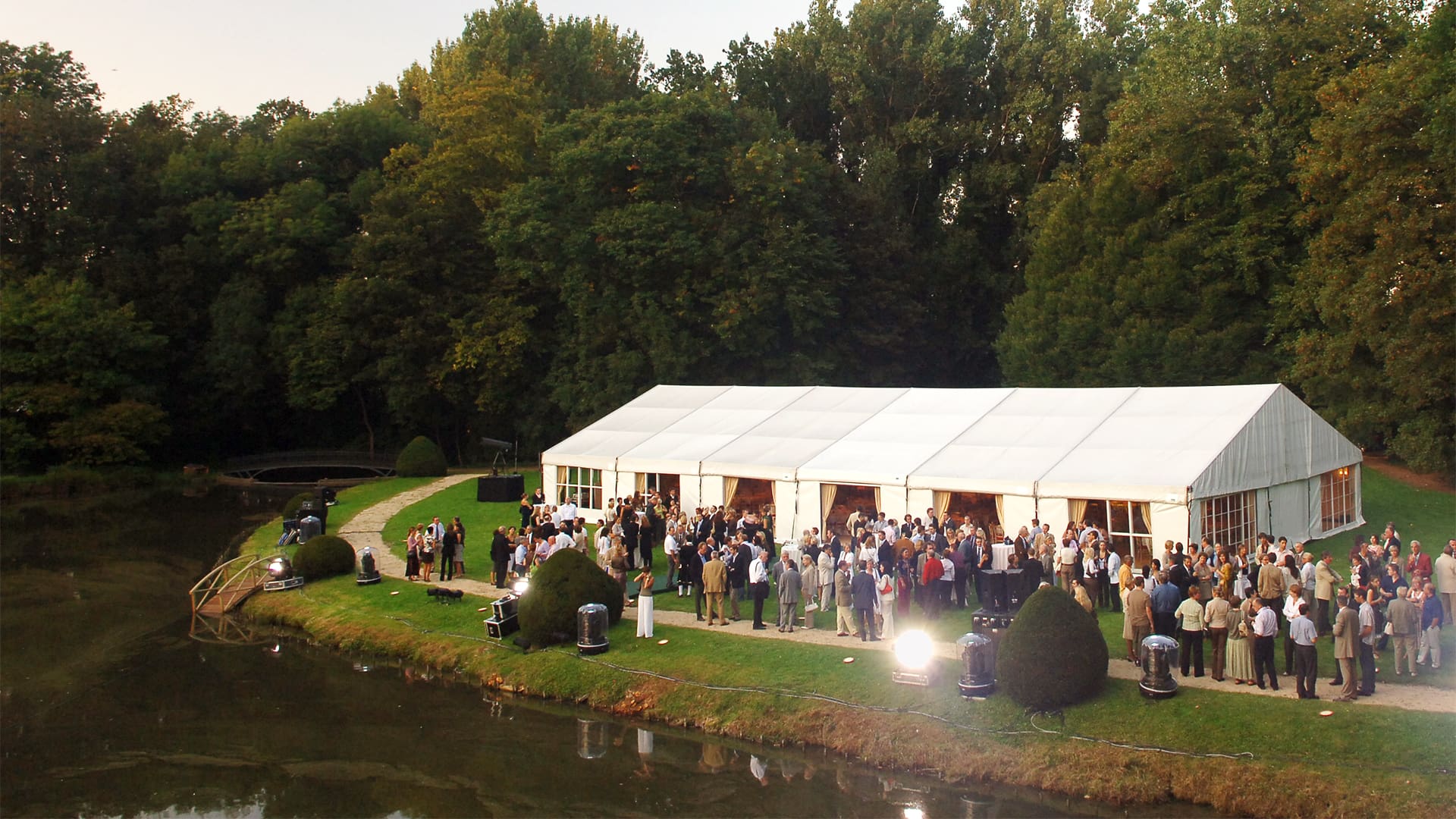 Château de Rivieren event venue Brussels Historic building tent view with lake