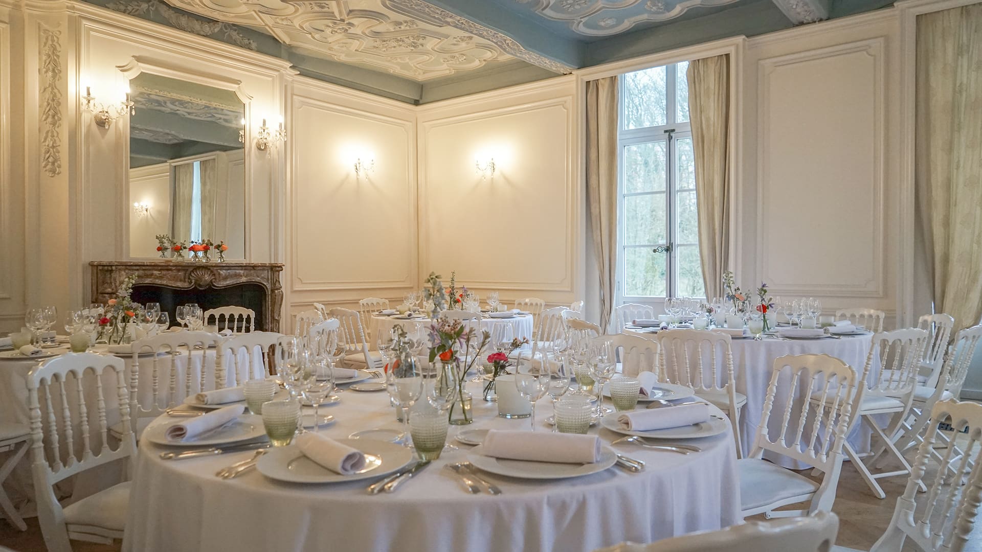 Château de Rivieren event venue Dining room round elegant tables