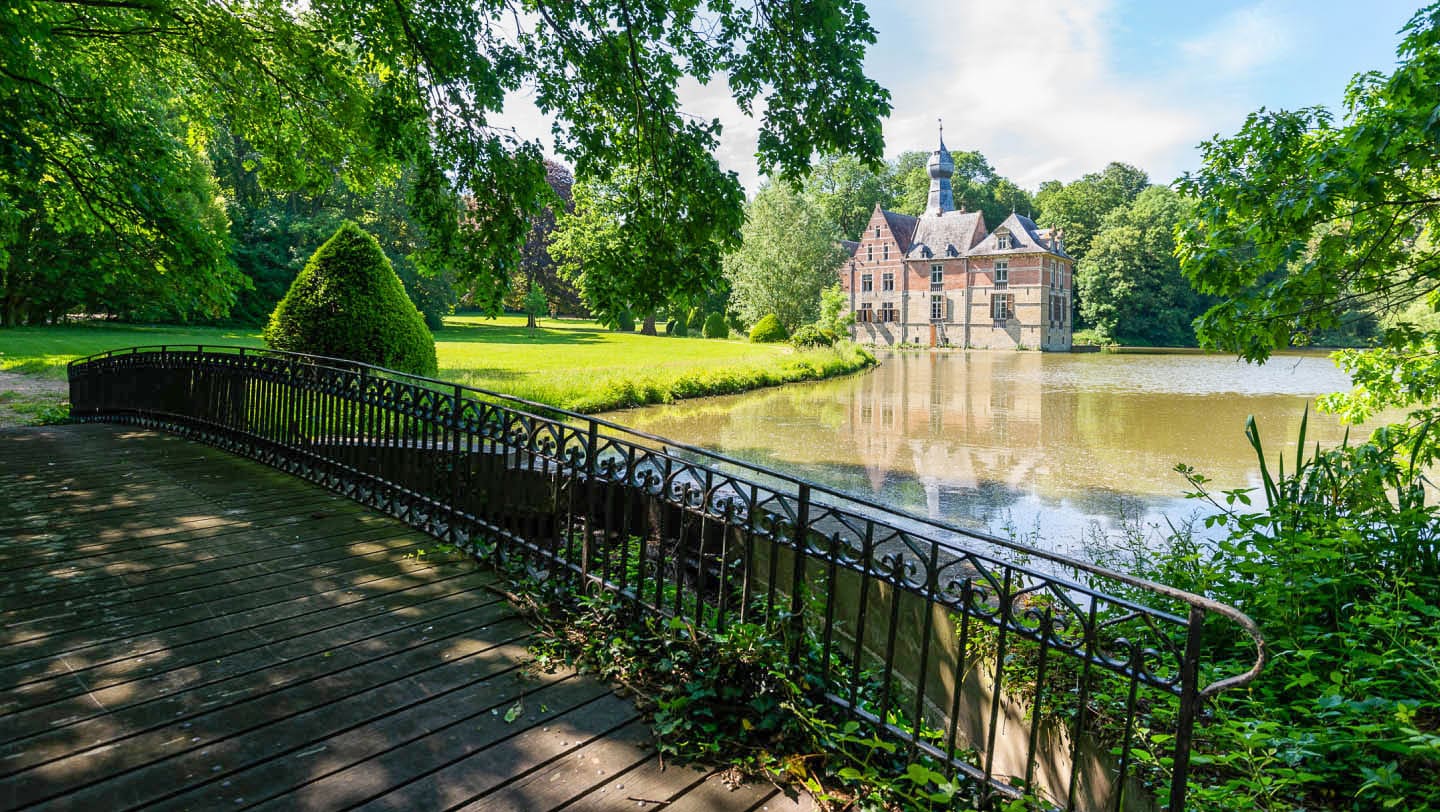 Château_de_Rivieren Brussels View bridge and lake