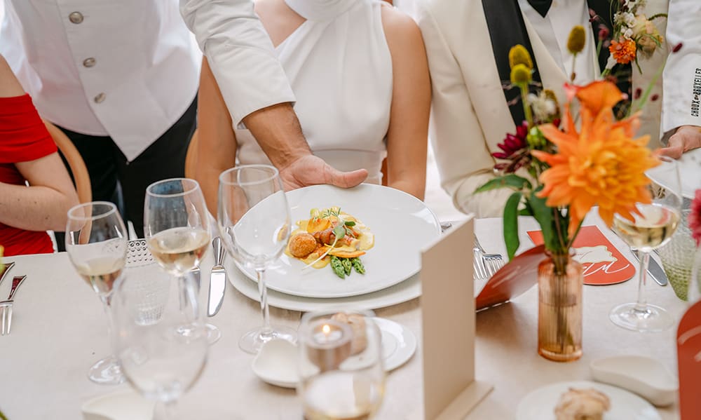 Choux de Bruxelles Mariage diner elegant table refined plate woman service