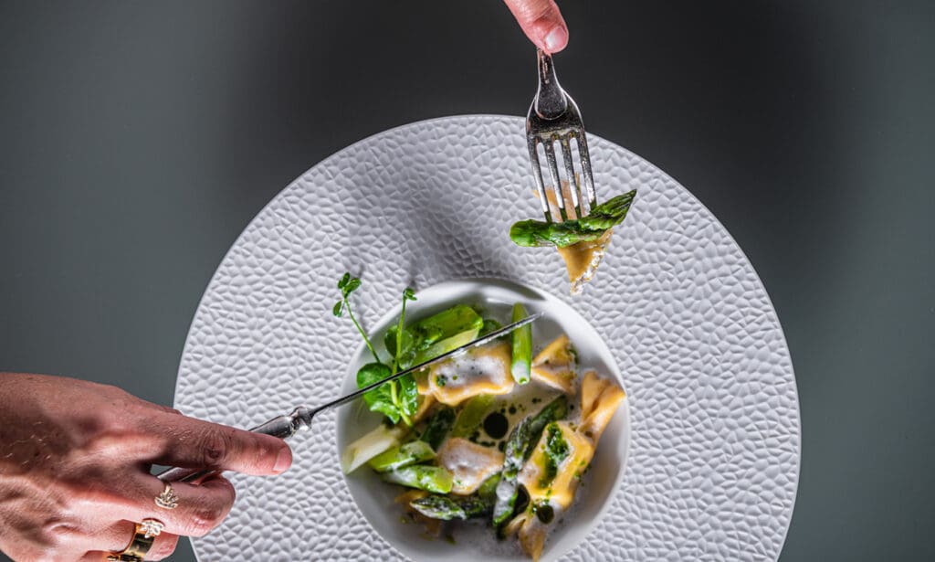 Choux de Bruxelles green plate aspargus top view