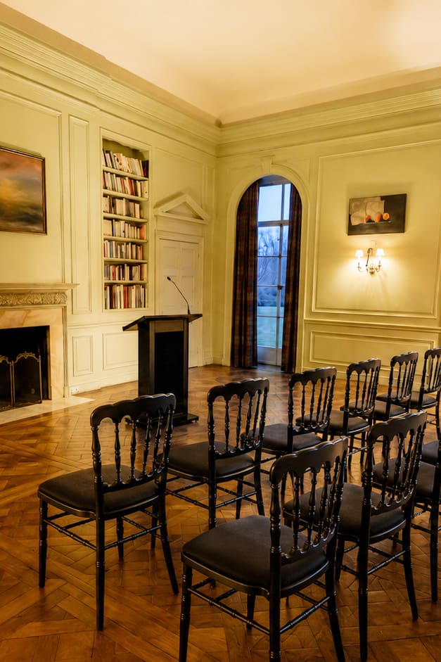 Manoir d'Argenteuil Bibliotheque pupitre chaises conférence