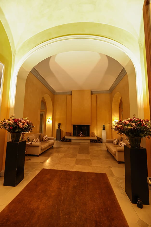 Manoir d'Argenteuil hall d'accueil light flowers