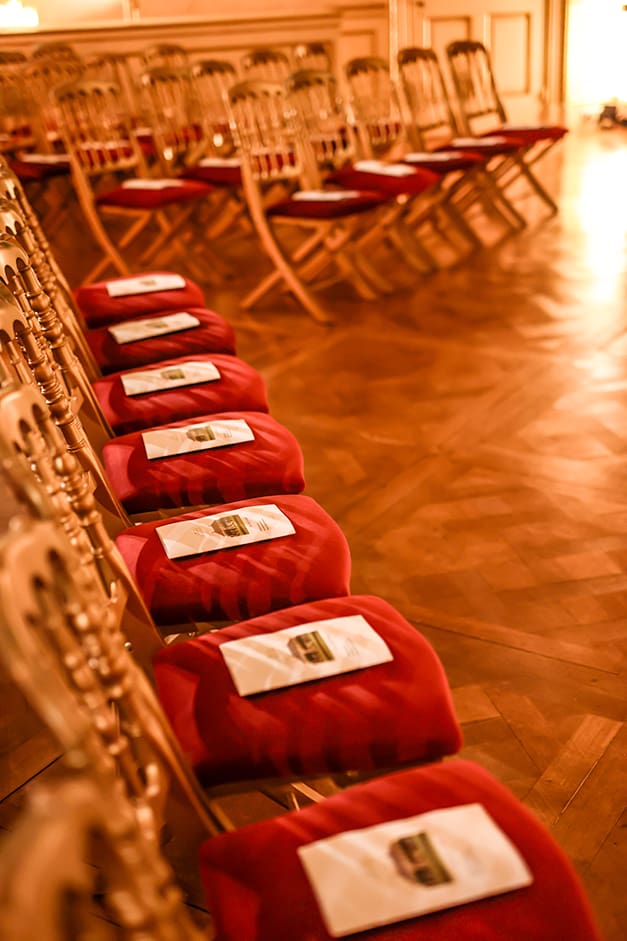 Manoir d'Argenteuil red chairs live concert salon